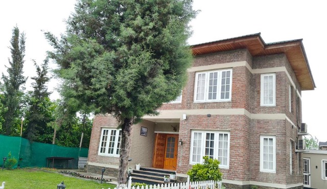 Gulberg Cottage - Family & Couple Rooms Near Srinagar Airport