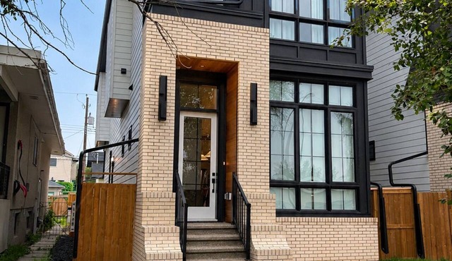 Haven on 54th | Modern Luxury Retreat | 3BR 2.5BA Sleeps 6 in Calgary