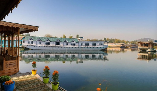 HAYAT Group OF Houseboats