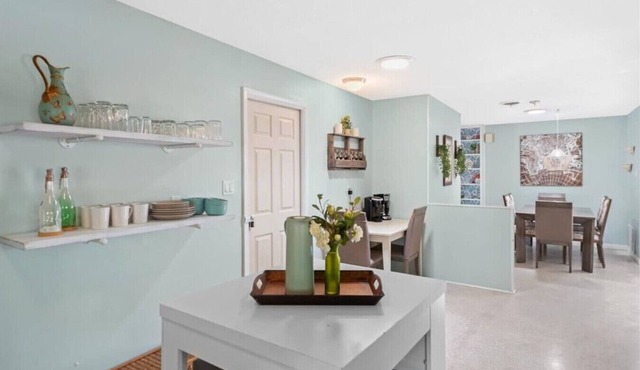 Heated Pool, Walk Downtown - Palm Paradise in Melbourne