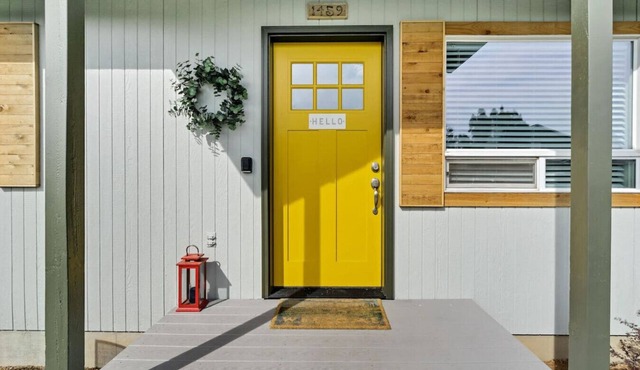 Hello Mellow Yellow - 2 King Bed, Dog Friendly, Walkable! in Bend