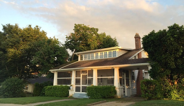 Historic Waterfront Home with Chesapeake Bay View. Sleeps 9. Close to the Beach in Betterton