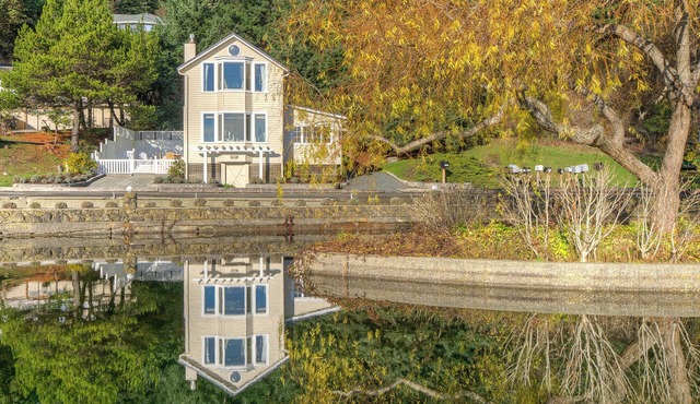 Historic Waterfront Home, Hot tub, Pets Welcome! in Eastsound