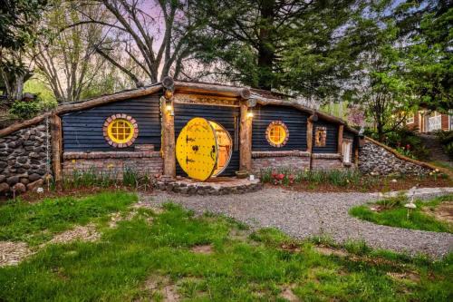 Hobbits Rest in Salem