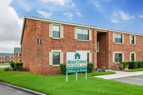 HomeTowne Studios by Red Roof Huntsville - Madison in Madison