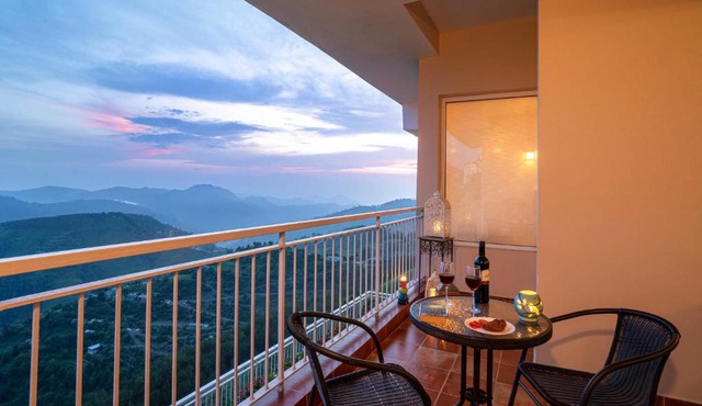 Hostie AJ's Retreat - Sunset Balcony 3BR home with Panoramic Valley Views