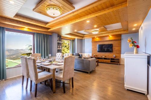 Hostie Heaven View - Panoramic 3BHK Duplex Retreat with Private Patio
