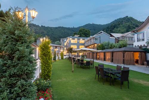 Hotel Grand Boulevard Dal Lake View Srinagar