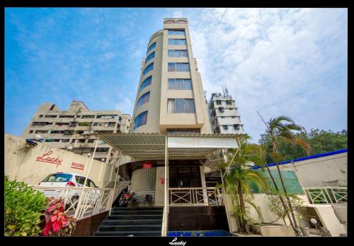 Hotel Lucky Near Nesco