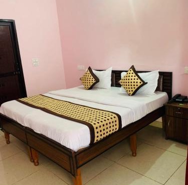 Hotel Mahadev Home-Stay ! Near Chandigarh It'l Airport