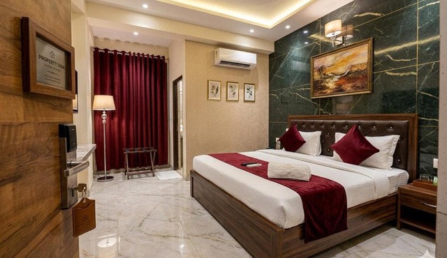 Hotel SPS 5 Mints Walking From Kaushambi Delhi Metro Station