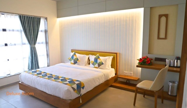 Hotel The Pramukh by Shivalaya Darshanam