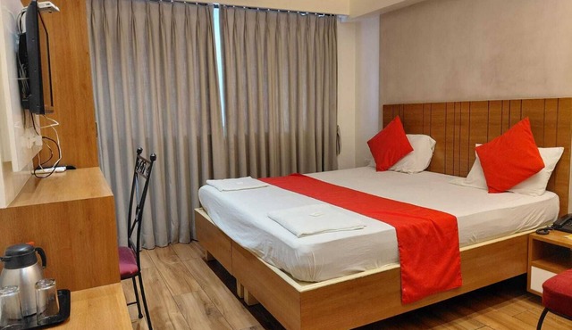HOTEL WOODLAND