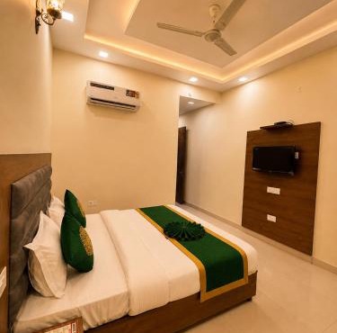 Hotel Woodlark Heights Zirakpur Chandigarh ! Family Hotel ! Easy Airport Access ! Budget Friendly