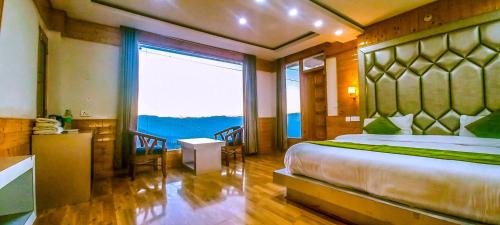 Humble Holiday Home Kufri S H I M L A - on Spiti Highway with Lawn and Amazing View