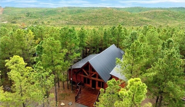 Inner Peace Luxury Cabin Hot Tub & Firepit Swings in Broken Bow