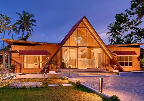 Kayal Cove Premium Pool Resort & Houseboats Alleppey By VOYE HOMES