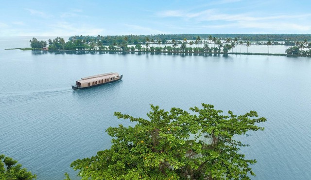 Kumarakom Lake Resort Houseboats