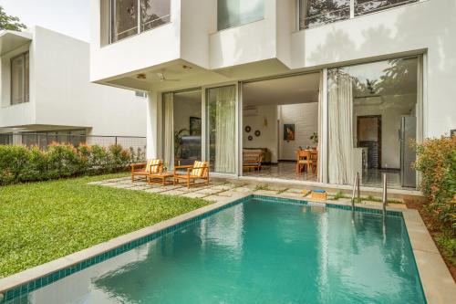 La Agueda by The Blue Kite - 2BHK Luxury Villas, 10 mins to Candolim Beach & 5 mins to Casino with Private Pool, Fully Equipped Kitchen, Garden, 24x7 Security & WiFi