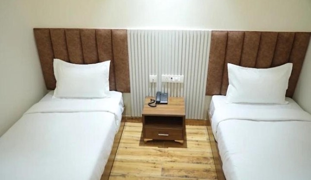 La Falcon Hotel