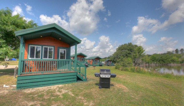 Lake Conroe Queen Studio Cabin 5 in Willis