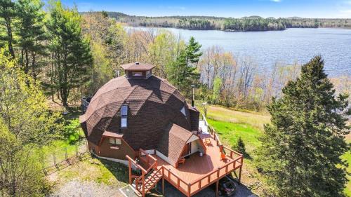 Lakefront Geodesic Dome 45 min to Acadia NP in Franklin