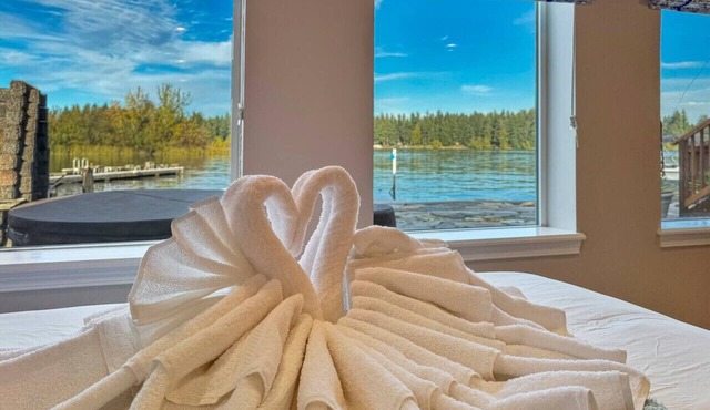 Lakeside Studio Getaway | Hot Tub & Dock Access in Spanaway