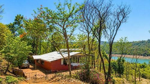Lalaland Lakehouse - Private Lakefront Villa with Forest & Mountain views