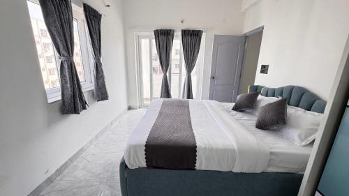 Lavish -2BHK Service Apartment