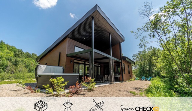 Le Toqué | Spa | AC | Waterfront | Kayaks | Fireplace in Saint-Alphonse-Rodriguez