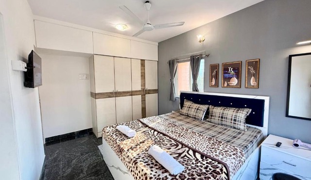 Lovely 3BHK Serviced Apt near ISKCON Temple, Juhu Mumbai