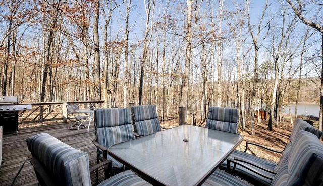 Lustrous Lakefront Cabin Oasis near Lake Ferndale in West Virginia in Springfield