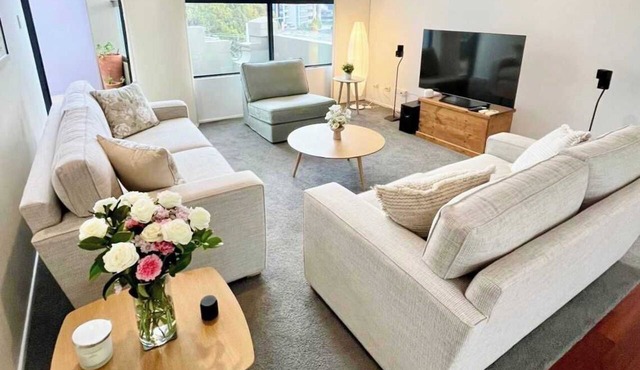 Luxe 2BR 2Bath & Terrace + Parking | Metro 200m in Crows Nest