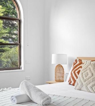 Luxe Ensuite Queen Room - Close to Stations & Shops