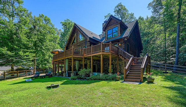 Luxurious lakefront cabin with hot tub, game room, & washer/dryer- dog friendly in Bumpass