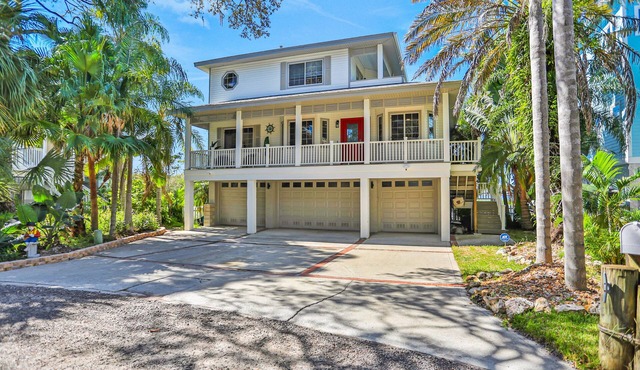 Luxurious waterfront home w/pool, hot tub, game room, dock & water activities in Palm Harbor