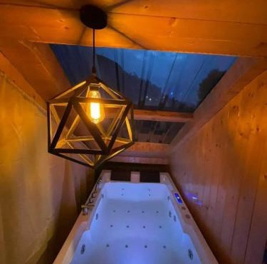 Luxury Treehouse with Jacuzzi in Jibhi