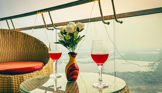 LUXY 1-bedroom apartment with WiFi, AC in delightful Noida