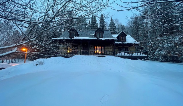 Magical 4-bed, Three-Level Log Cabin in Val-David - perfect for your getaway in Val-David