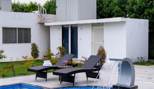Malik Farms Countryside Wooden Cottage on 2 Acre Estate with Shared Pool, Garden & Restaurant
