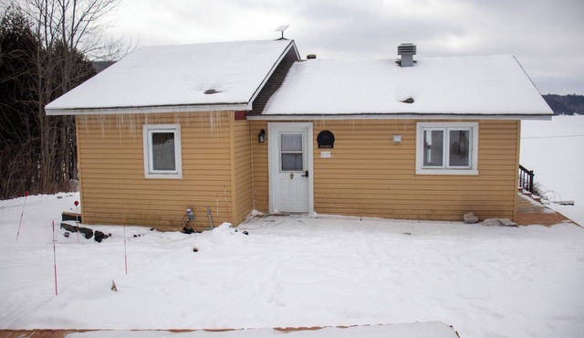 Maple 3Br Lakefront Cottage | Gracefield in Gracefield