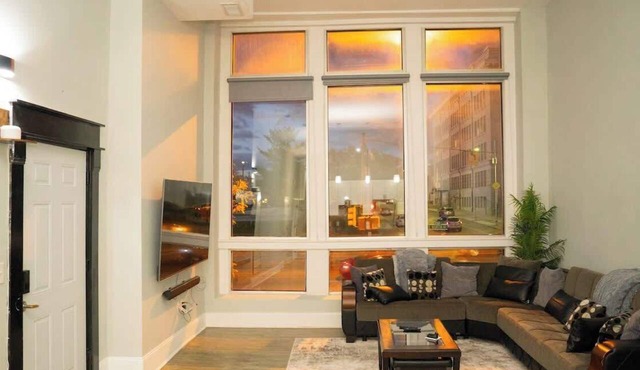 Massive Downtown Penn Station apt with parking in Baltimore