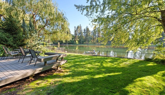 Mirror Pond - Cozy Cabin Directly on Mirror Pond - Deschutes River! in Bend