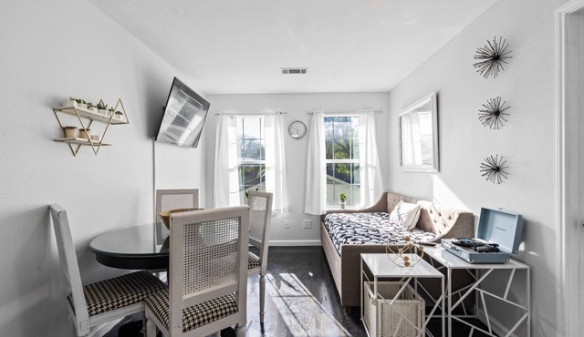 Modern 3bd/2ba Suite with Full Gym & Large Patio! in Austin