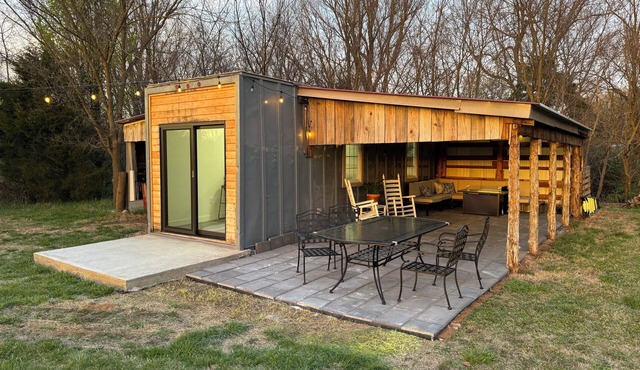 Modern Glamping Cabin in Springfield with king bed and AC on 3 private acres. in Springfield