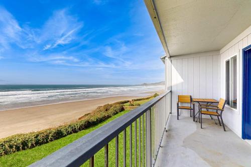 Modern oceanfront studio condo on Nye Beach with seasonal pool in Newport
