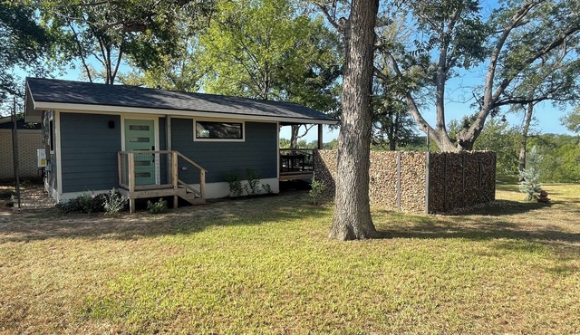 ~Modern River Valley Retreat with Private Hot Tub, walkable to Downtown Bastrop in Bastrop