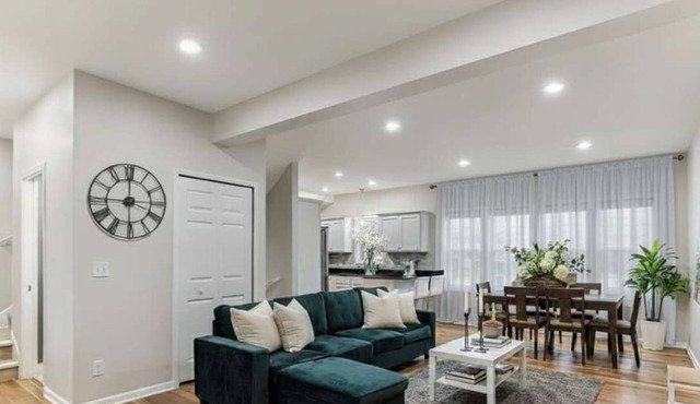 Modern Spacious 5 Bed 4 Bath Home Near Downtown in Minneapolis