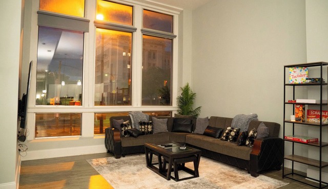Modern Spacious Downtown 3Bedrms/3Baths Apt. w/parking- 5 mins from Penn Station in Baltimore