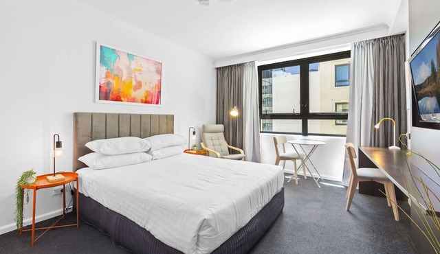 Modern Studio in Parramatta | Pool, AC, Workspace